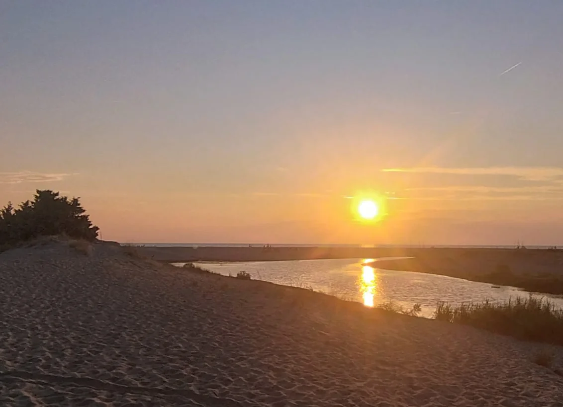 Un sole che tramonta sul mare per simboleggiare un percorso di rinascita personalizzato in psicoterapia